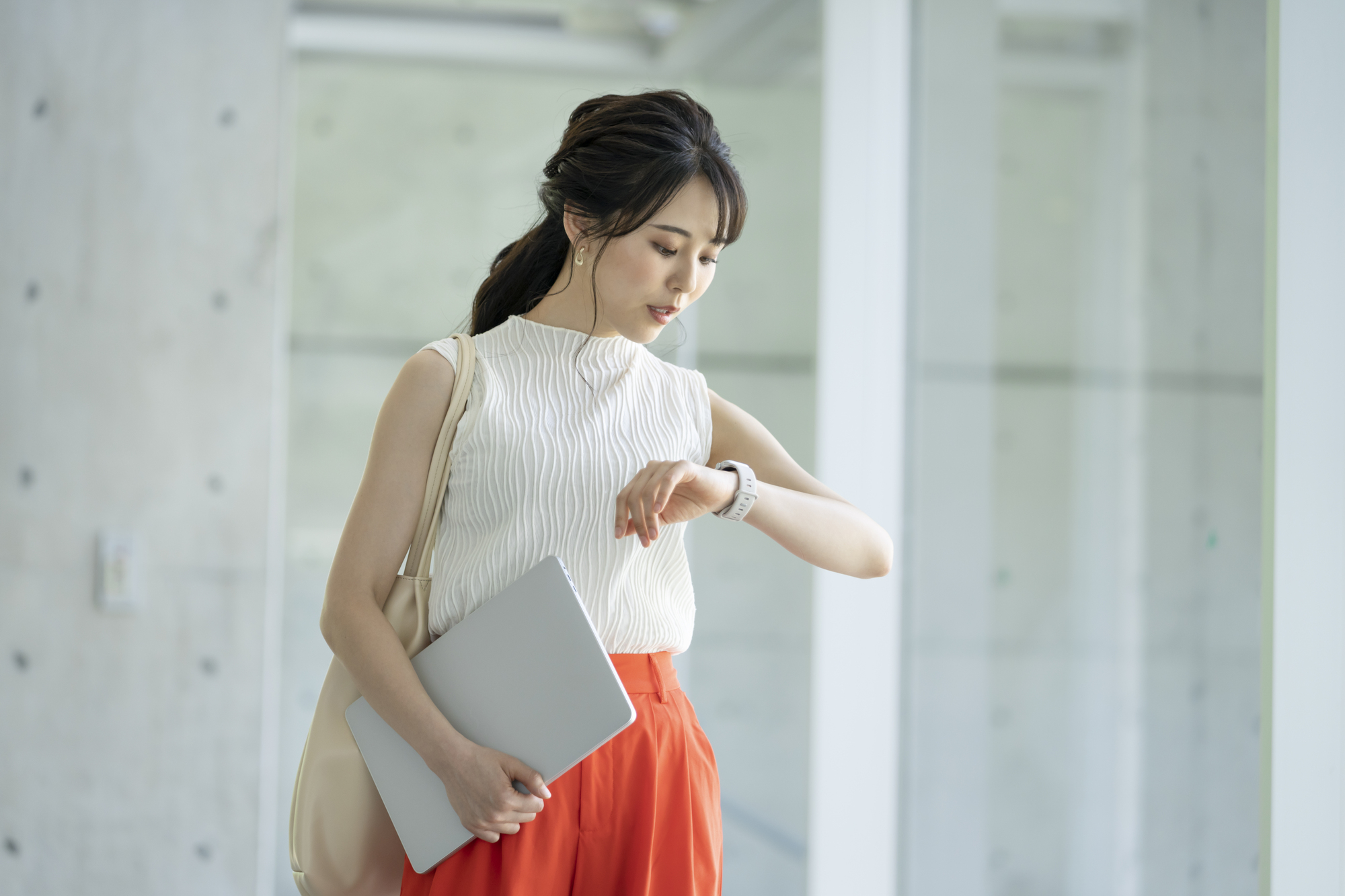 急いでいる女性の写真